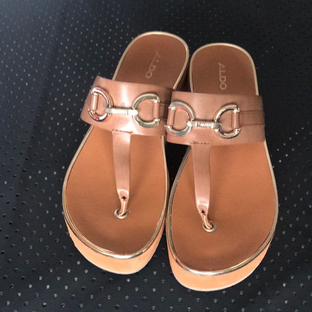SZ 8.5 NWOT ALDO GOLD HORSEBIT TAN CHUNKY PLATFORM WEDGE SUMMER WOMEN SANDALS